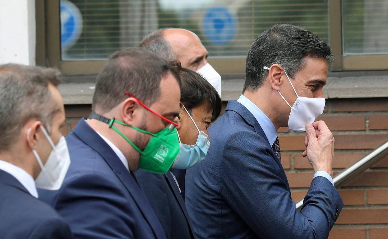 El presidente del Gobierno, Pedro Sánchez (derecha), el presidente del Principado de Asturias, Adrián Barbón (el segundo por la izquierda), y el presidente de ArcelorMittal, Lakshmi Mittal (el segundo por la derecha)