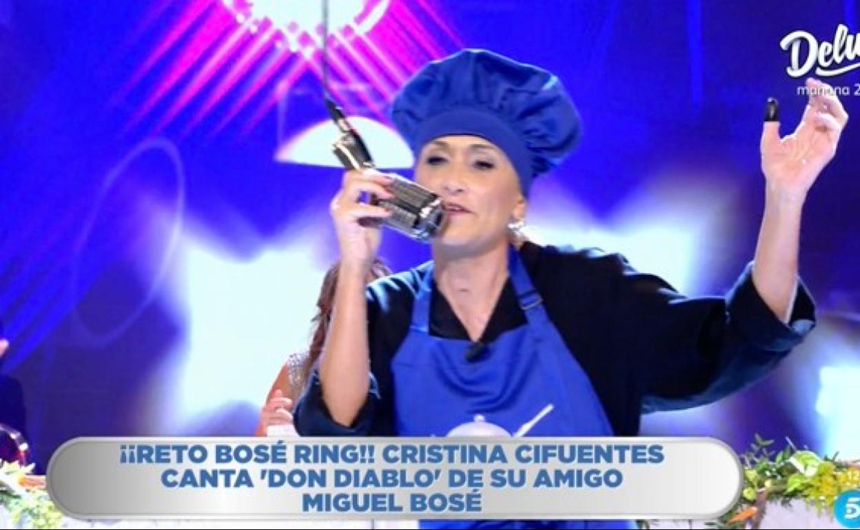 Cristina Cifuentes triunfa como cocinera y cantante en 'La última cena'