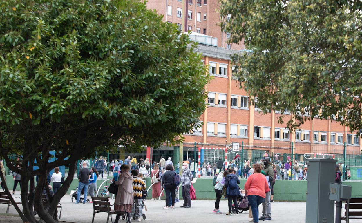 Alumnos en las inmediaciones del colegio avilesino de El Quirinal 