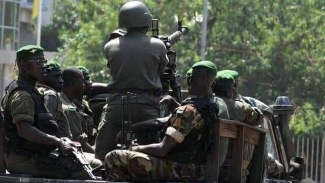 Militares golpistas aseguran haber capturado al presidente de Guinea, Aplha Condé, después de que a primera hora de este domingo escucharan fuertes disparos en el centro de la capital 