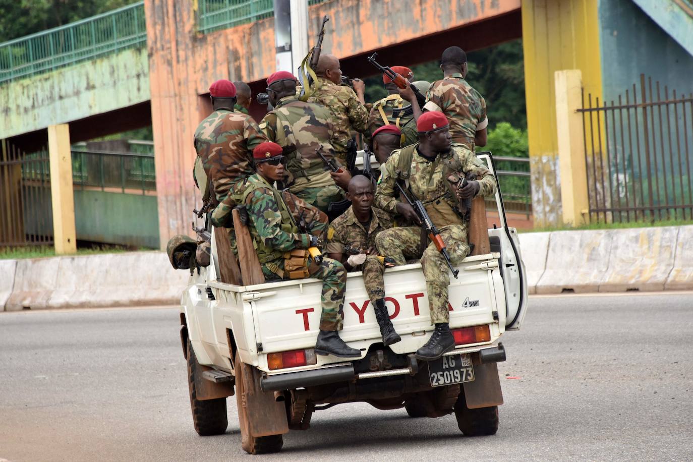 Militares golpistas aseguran haber capturado al presidente de Guinea, Aplha Condé, después de que a primera hora de este domingo escucharan fuertes disparos en el centro de la capital 