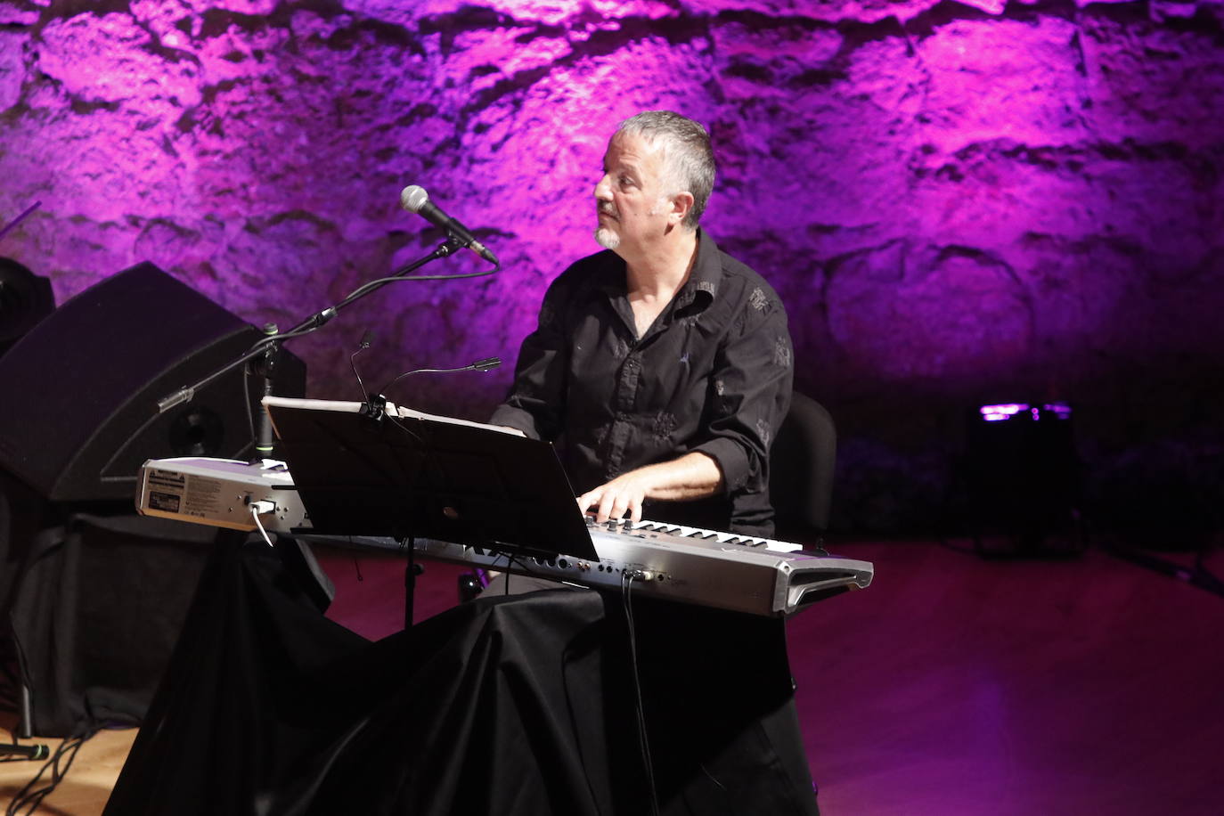La artista argentina Marcela Ferrari canta para cuarenta personas en la Sala de Cámara del Auditorio de Oviedo. 