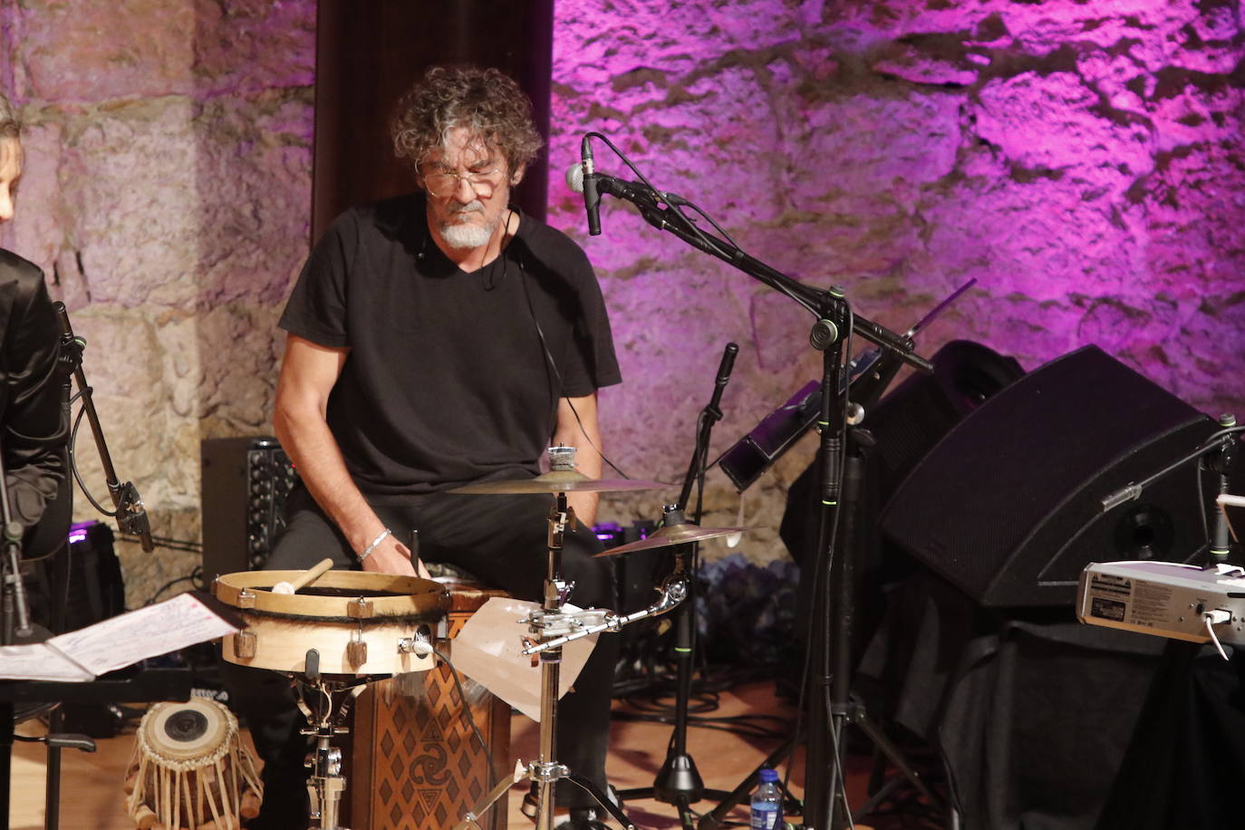 La artista argentina Marcela Ferrari canta para cuarenta personas en la Sala de Cámara del Auditorio de Oviedo. 