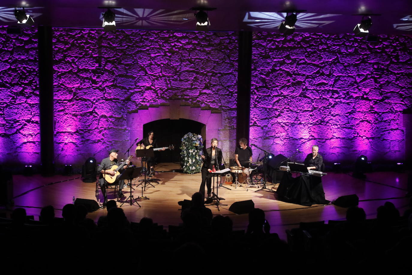 La artista argentina Marcela Ferrari canta para cuarenta personas en la Sala de Cámara del Auditorio de Oviedo. 