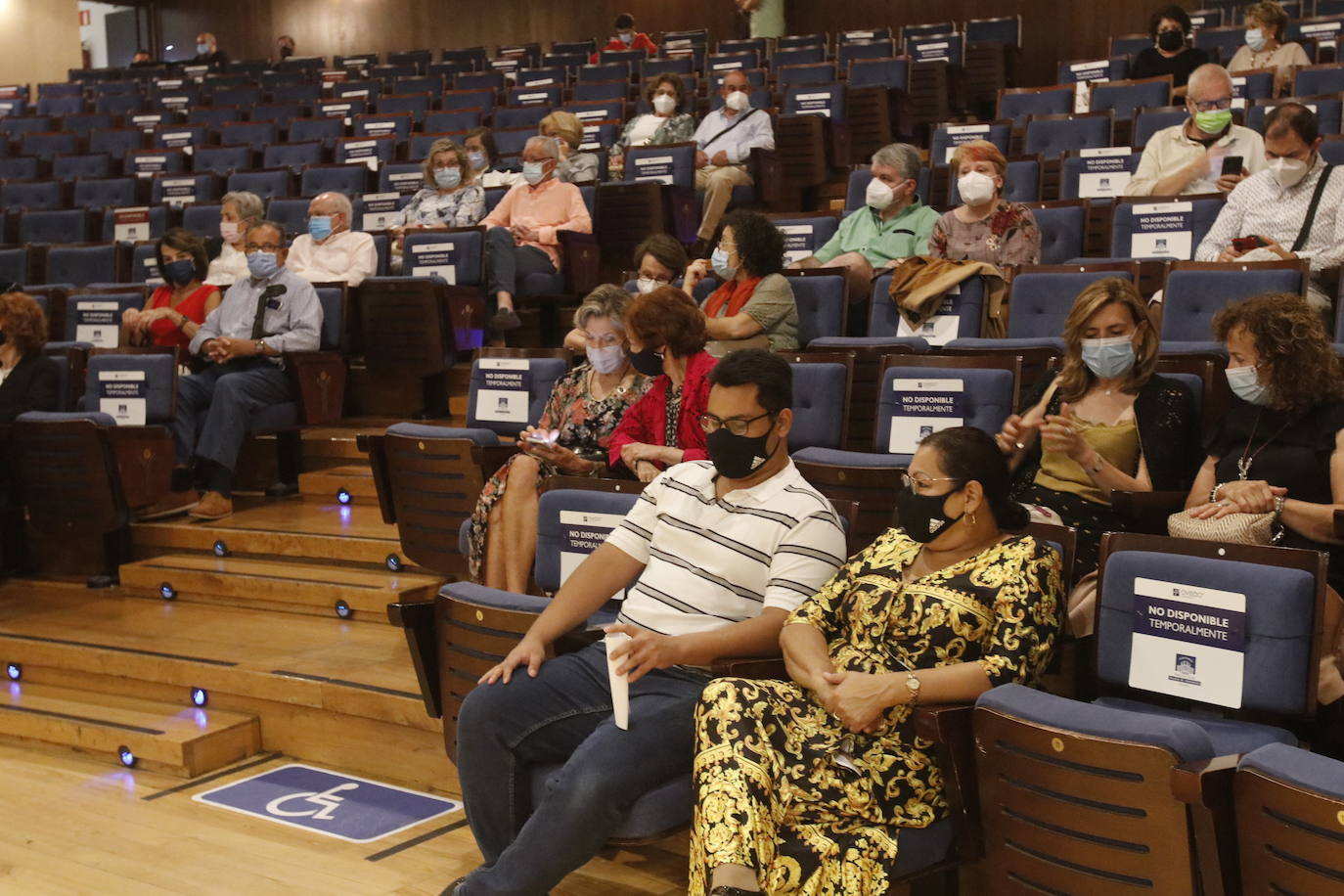 La artista argentina Marcela Ferrari canta para cuarenta personas en la Sala de Cámara del Auditorio de Oviedo. 
