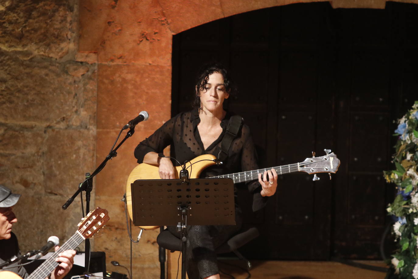 La artista argentina Marcela Ferrari canta para cuarenta personas en la Sala de Cámara del Auditorio de Oviedo. 