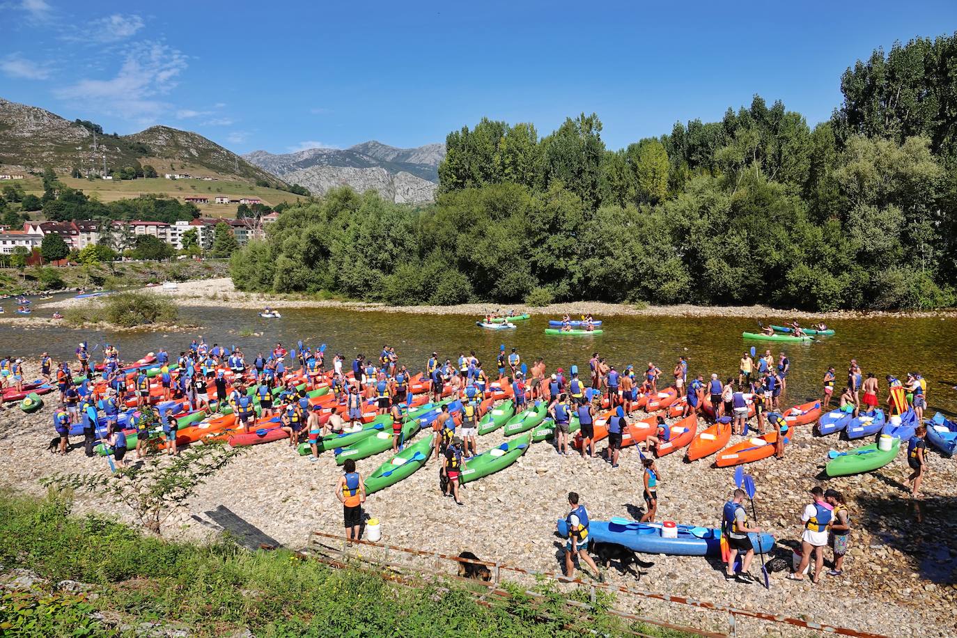 El Sella se ha vestido este domingo con los colores de la bandera arcoíris. Por segundo año se celebra el descenso LGTBI, organizado por el colectivo asturiano Faciendo Camín. Esta edición se enmarca en la primera Folixa Cuir, que acogió durante todo el fin de semana Arriondas y celebró conciertos y otras actividades como yoga o tirolinas