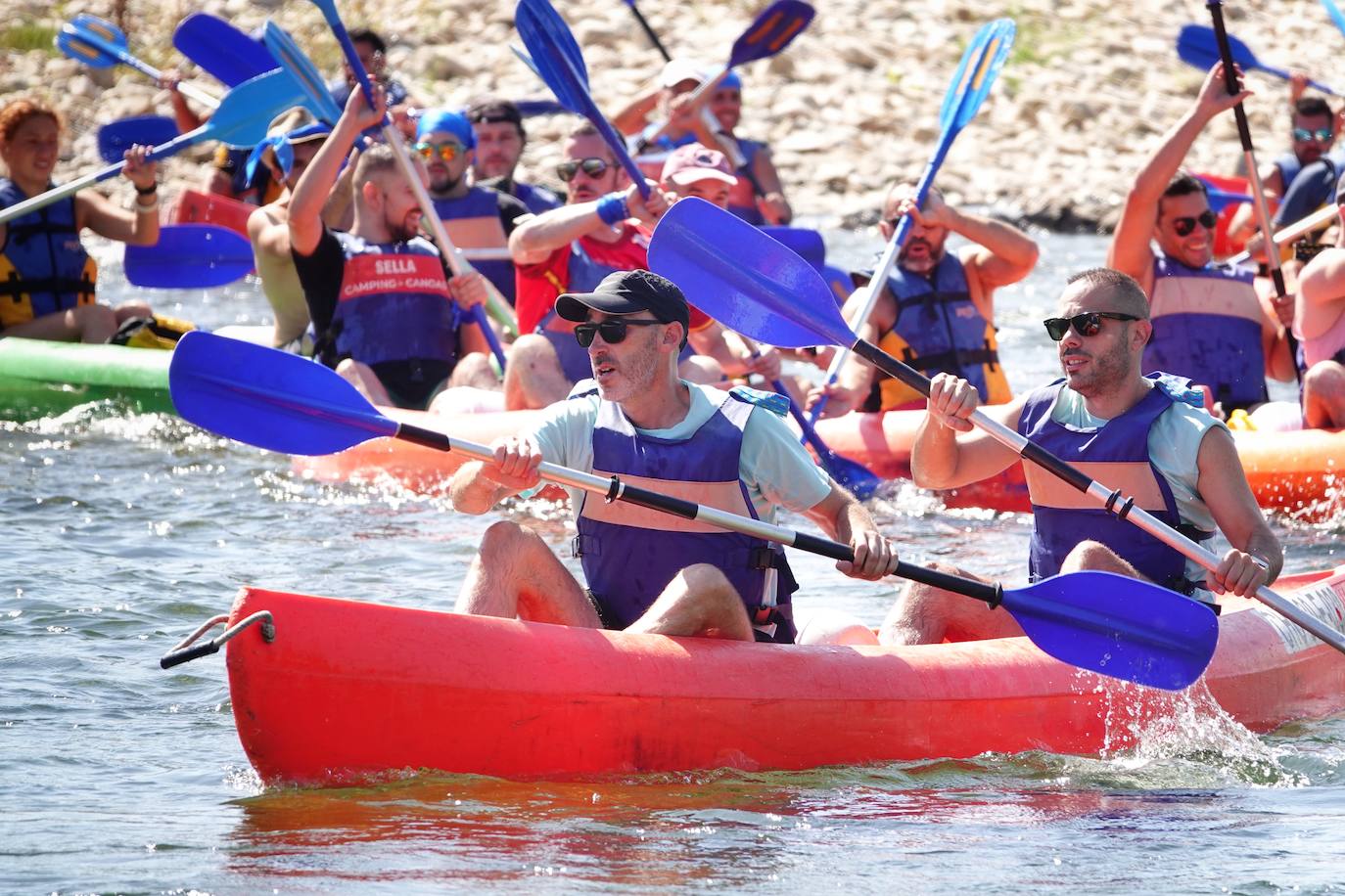 El Sella se ha vestido este domingo con los colores de la bandera arcoíris. Por segundo año se celebra el descenso LGTBI, organizado por el colectivo asturiano Faciendo Camín. Esta edición se enmarca en la primera Folixa Cuir, que acogió durante todo el fin de semana Arriondas y celebró conciertos y otras actividades como yoga o tirolinas