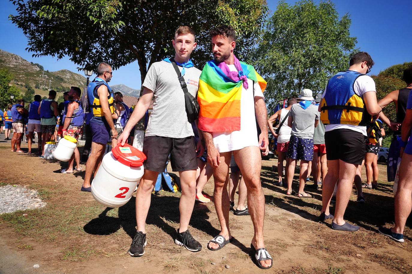 El Sella se ha vestido este domingo con los colores de la bandera arcoíris. Por segundo año se celebra el descenso LGTBI, organizado por el colectivo asturiano Faciendo Camín. Esta edición se enmarca en la primera Folixa Cuir, que acogió durante todo el fin de semana Arriondas y celebró conciertos y otras actividades como yoga o tirolinas