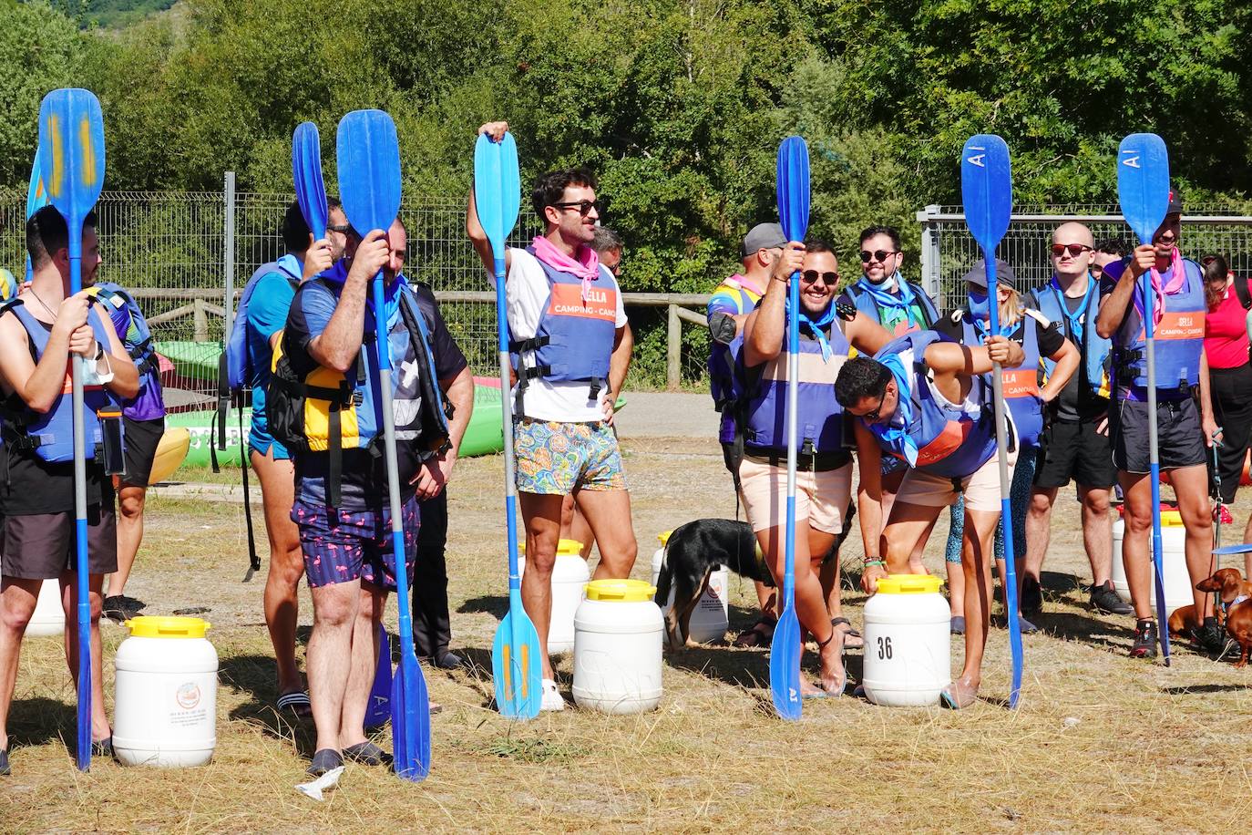 El Sella se ha vestido este domingo con los colores de la bandera arcoíris. Por segundo año se celebra el descenso LGTBI, organizado por el colectivo asturiano Faciendo Camín. Esta edición se enmarca en la primera Folixa Cuir, que acogió durante todo el fin de semana Arriondas y celebró conciertos y otras actividades como yoga o tirolinas