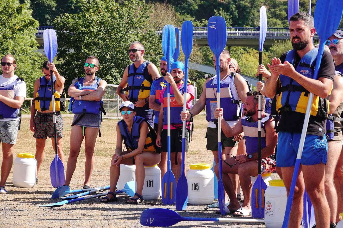 El Sella se ha vestido este domingo con los colores de la bandera arcoíris. Por segundo año se celebra el descenso LGTBI, organizado por el colectivo asturiano Faciendo Camín. Esta edición se enmarca en la primera Folixa Cuir, que acogió durante todo el fin de semana Arriondas y celebró conciertos y otras actividades como yoga o tirolinas