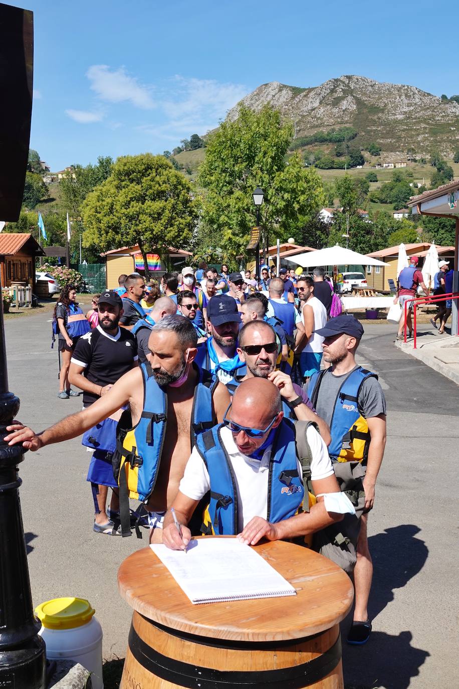 El Sella se ha vestido este domingo con los colores de la bandera arcoíris. Por segundo año se celebra el descenso LGTBI, organizado por el colectivo asturiano Faciendo Camín. Esta edición se enmarca en la primera Folixa Cuir, que acogió durante todo el fin de semana Arriondas y celebró conciertos y otras actividades como yoga o tirolinas