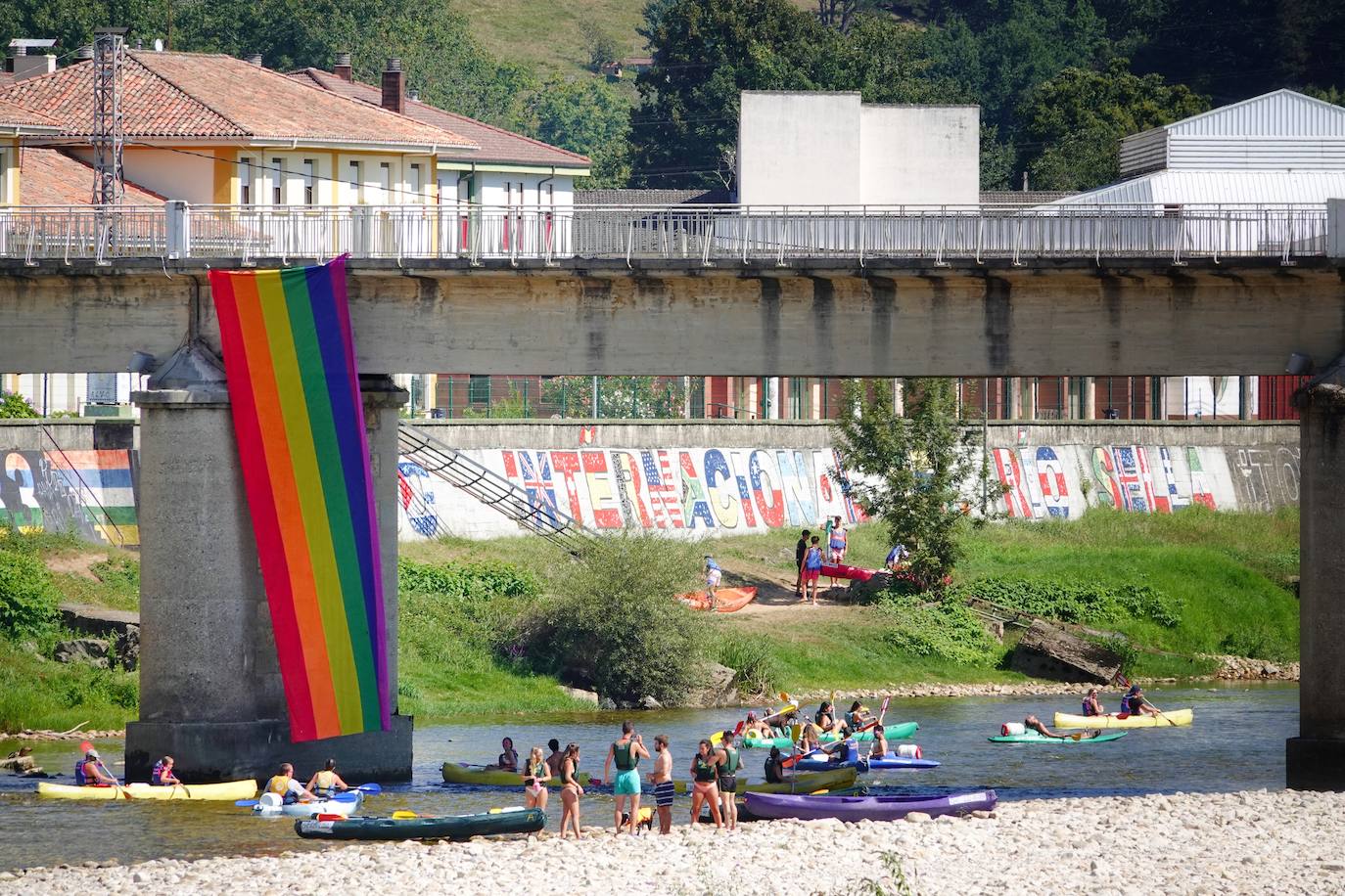 El Sella se ha vestido este domingo con los colores de la bandera arcoíris. Por segundo año se celebra el descenso LGTBI, organizado por el colectivo asturiano Faciendo Camín. Esta edición se enmarca en la primera Folixa Cuir, que acogió durante todo el fin de semana Arriondas y celebró conciertos y otras actividades como yoga o tirolinas