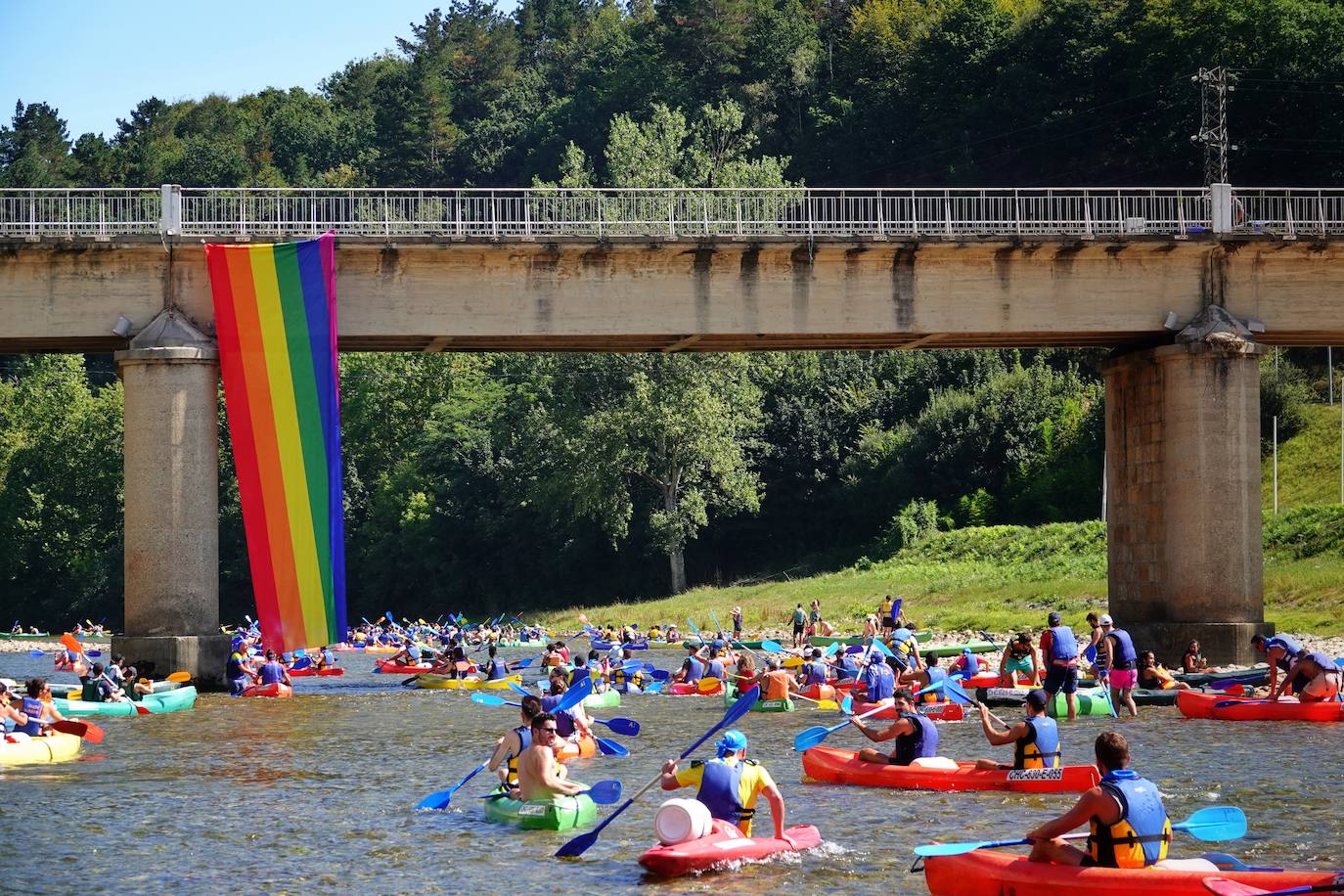 El Sella se ha vestido este domingo con los colores de la bandera arcoíris. Por segundo año se celebra el descenso LGTBI, organizado por el colectivo asturiano Faciendo Camín. Esta edición se enmarca en la primera Folixa Cuir, que acogió durante todo el fin de semana Arriondas y celebró conciertos y otras actividades como yoga o tirolinas