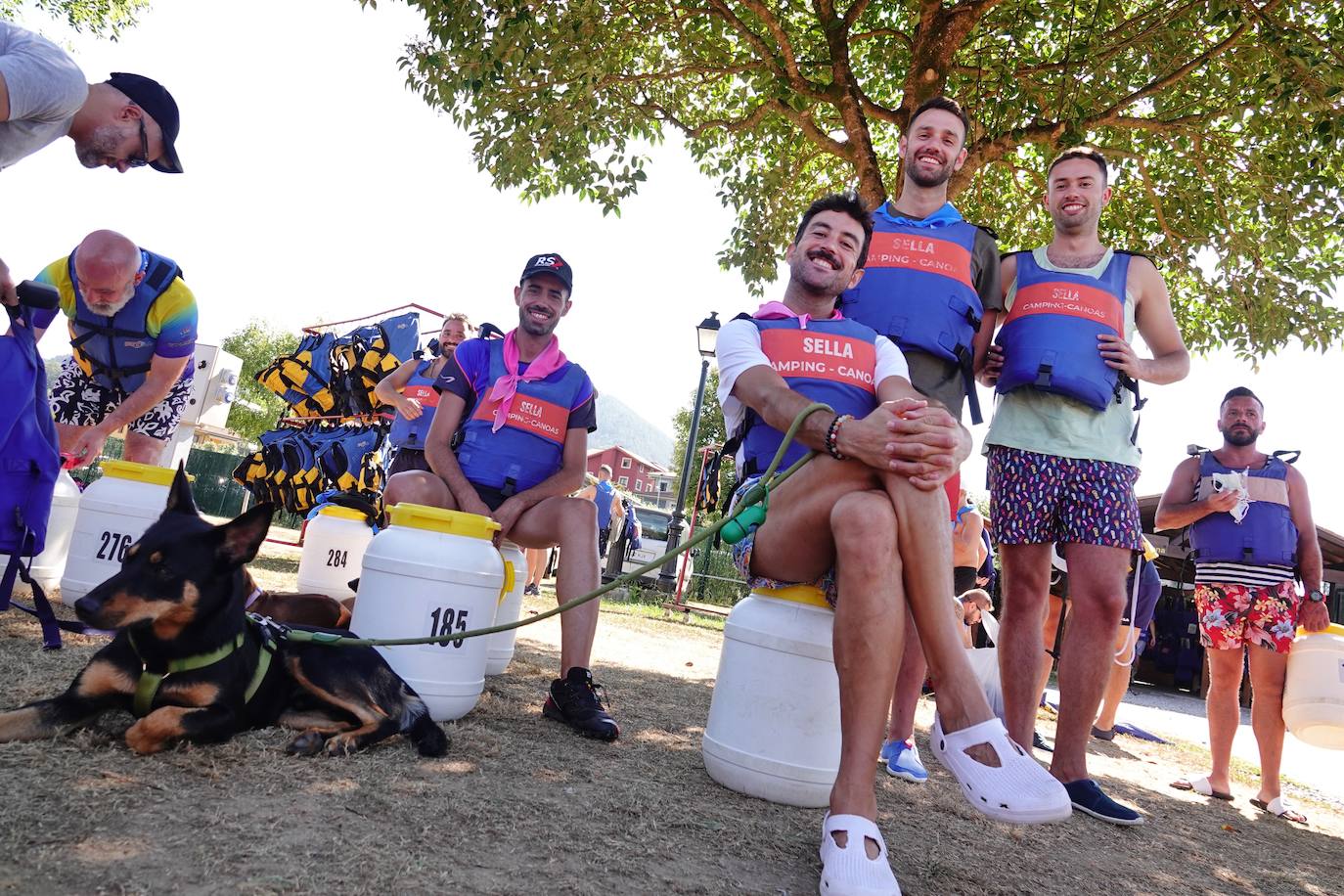 El Sella se ha vestido este domingo con los colores de la bandera arcoíris. Por segundo año se celebra el descenso LGTBI, organizado por el colectivo asturiano Faciendo Camín. Esta edición se enmarca en la primera Folixa Cuir, que acogió durante todo el fin de semana Arriondas y celebró conciertos y otras actividades como yoga o tirolinas