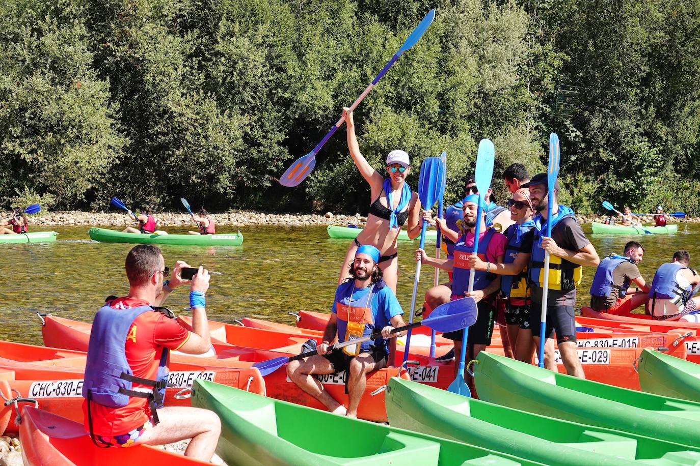 El Sella se ha vestido este domingo con los colores de la bandera arcoíris. Por segundo año se celebra el descenso LGTBI, organizado por el colectivo asturiano Faciendo Camín. Esta edición se enmarca en la primera Folixa Cuir, que acogió durante todo el fin de semana Arriondas y celebró conciertos y otras actividades como yoga o tirolinas