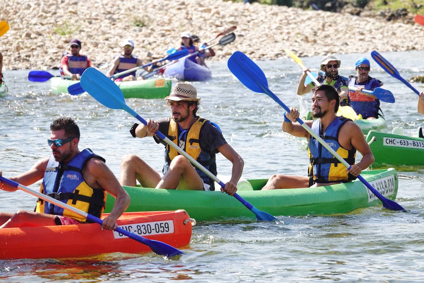 El Sella se ha vestido este domingo con los colores de la bandera arcoíris. Por segundo año se celebra el descenso LGTBI, organizado por el colectivo asturiano Faciendo Camín. Esta edición se enmarca en la primera Folixa Cuir, que acogió durante todo el fin de semana Arriondas y celebró conciertos y otras actividades como yoga o tirolinas