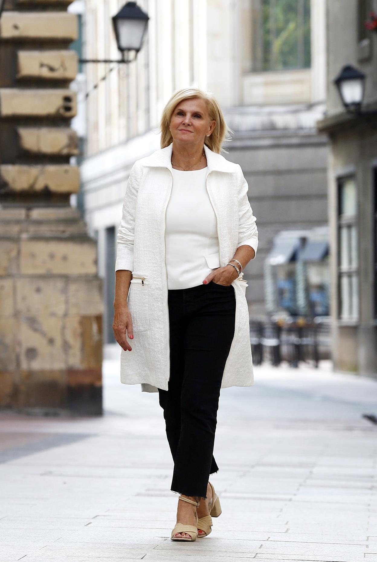 La directiva de la OMS María Neira pasea por la zona histórica de Oviedo. 