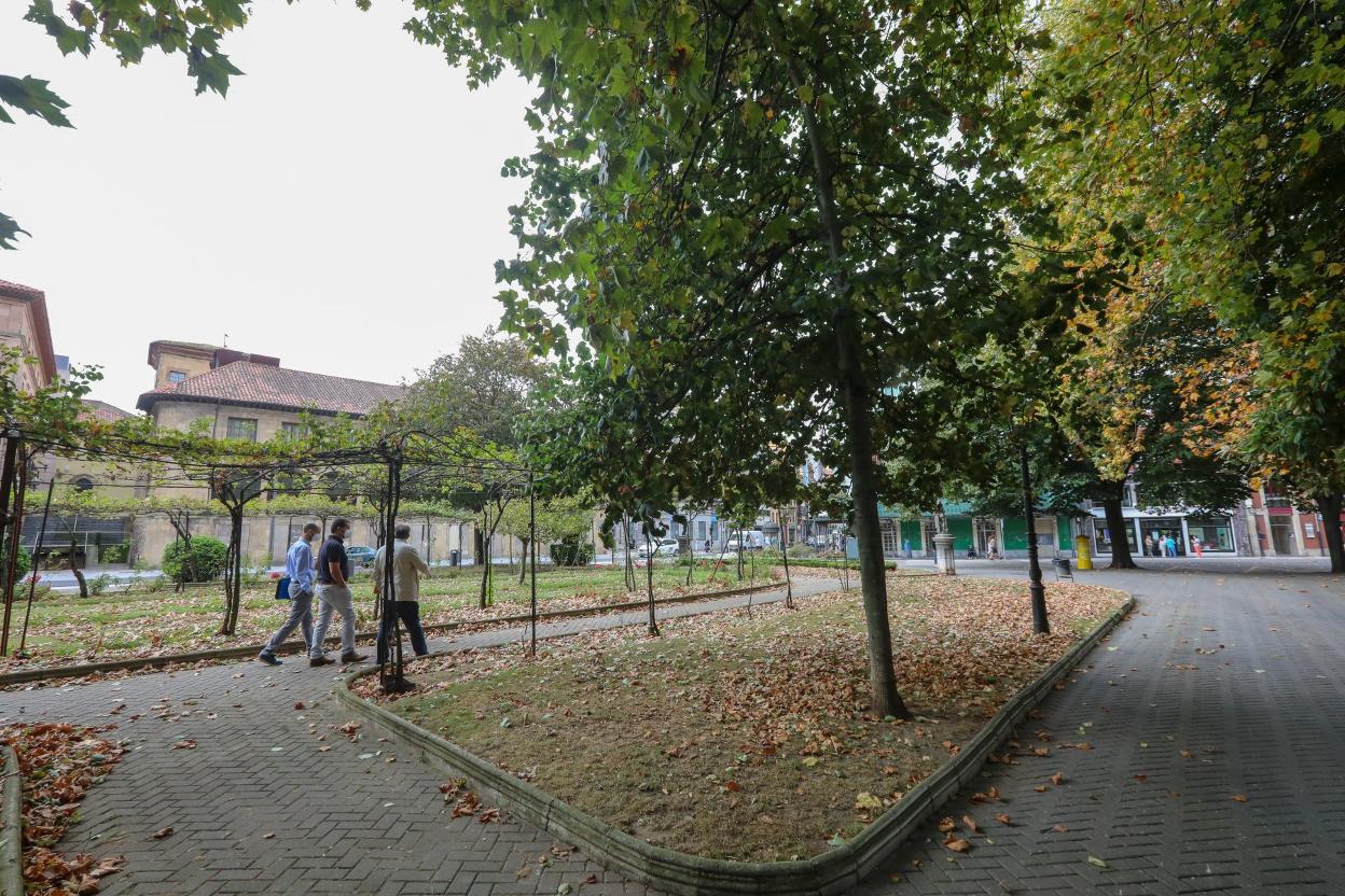 La reorganización urbanística y de tráfico en el entorno del parque de El Muelle es uno de los ejes del plan de movilidad que sigue en tramitación. En la imagen los técnicos preparando las obras. 