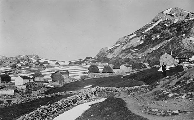 Una vista general del pueblo, en los años treinta, con uno de sus vecinos. 