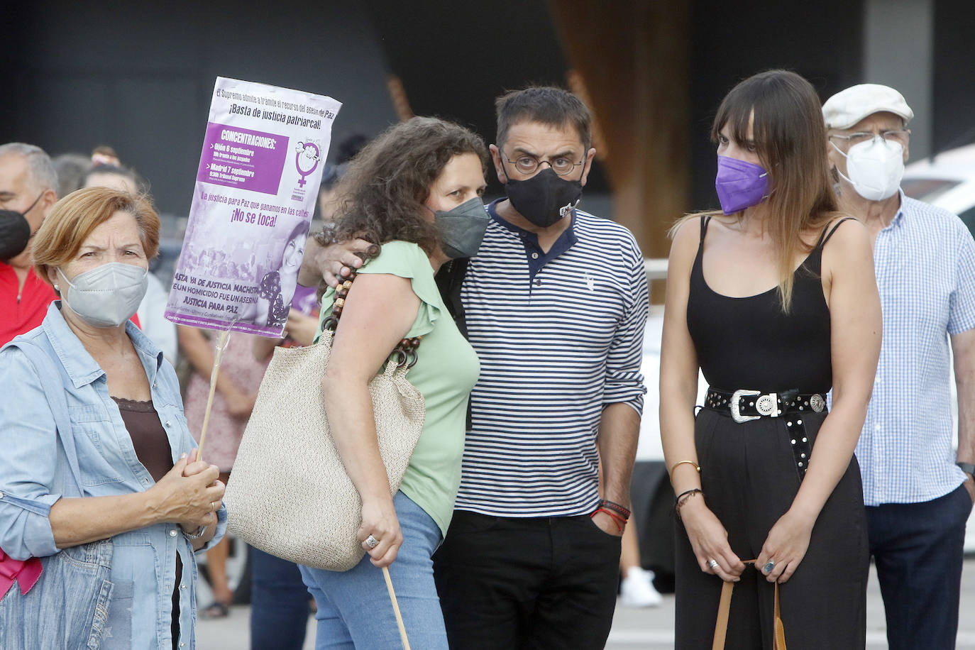 Sociedad civil, colectivos feministas y representantes de algunas formaciones políticas se han concentrado frente al Palacio de Justicia para pedir justicia para Paz Fernández Borrego