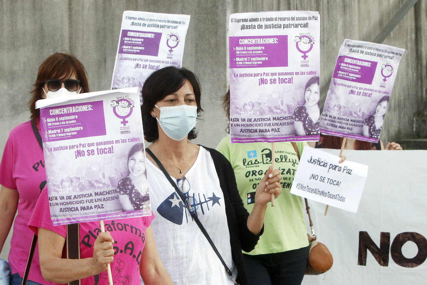 Sociedad civil, colectivos feministas y representantes de algunas formaciones políticas se han concentrado frente al Palacio de Justicia para pedir justicia para Paz Fernández Borrego