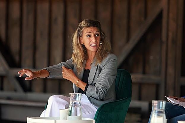 La vicepresidenta segunda del Gobierno y ministra de Trabajo, Yolanda Díaz, durante su intervención en la Universidad Popular organizada por Podemos en el Pueblo de Asturias. 