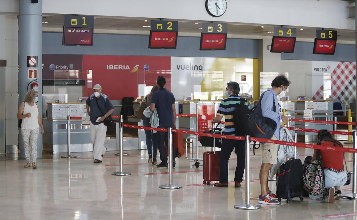 Pasajeros en el aeropuerto de Asturias