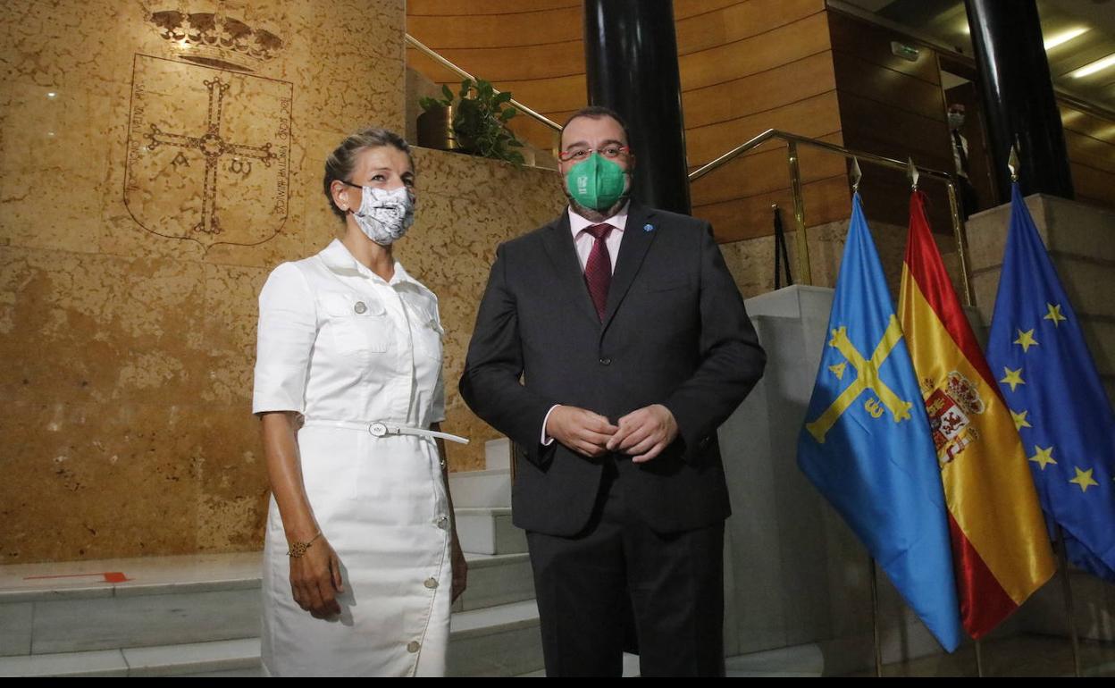 La ministra de Trabajo, Yolanda Díaz, con el presidente del Principado, Adrián Barbón