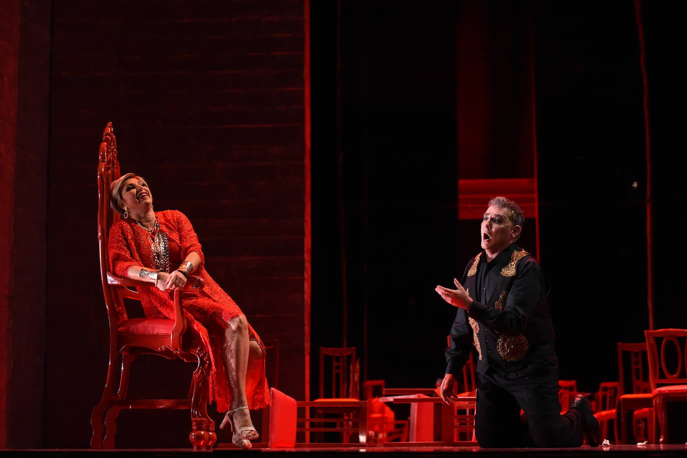 El 'Nabucco' que se representó ayer en el Campoamor parte de una producción de 2015 de la Ópera de Oviedo que vimos ese mismo año en la ciudad y en el Teatro Jovellanos de Gijón. Con la propuesta estética de Emilio Sagi y la personalidad musical de Gianluca Marcianò, uno de los directores más valorados en las temporadas de Ópera de Oviedo, queda inaugurada la de este año. Marcianò está hondamente familiarizado con la partitura de 'Nabucco', de hecho, fue él quien ya dirigió la ópera aquí hace seis años, entonces con Oviedo Filarmonía, mientras que ayer fue con la Orquesta Sinfónica del Principado de Asturias.