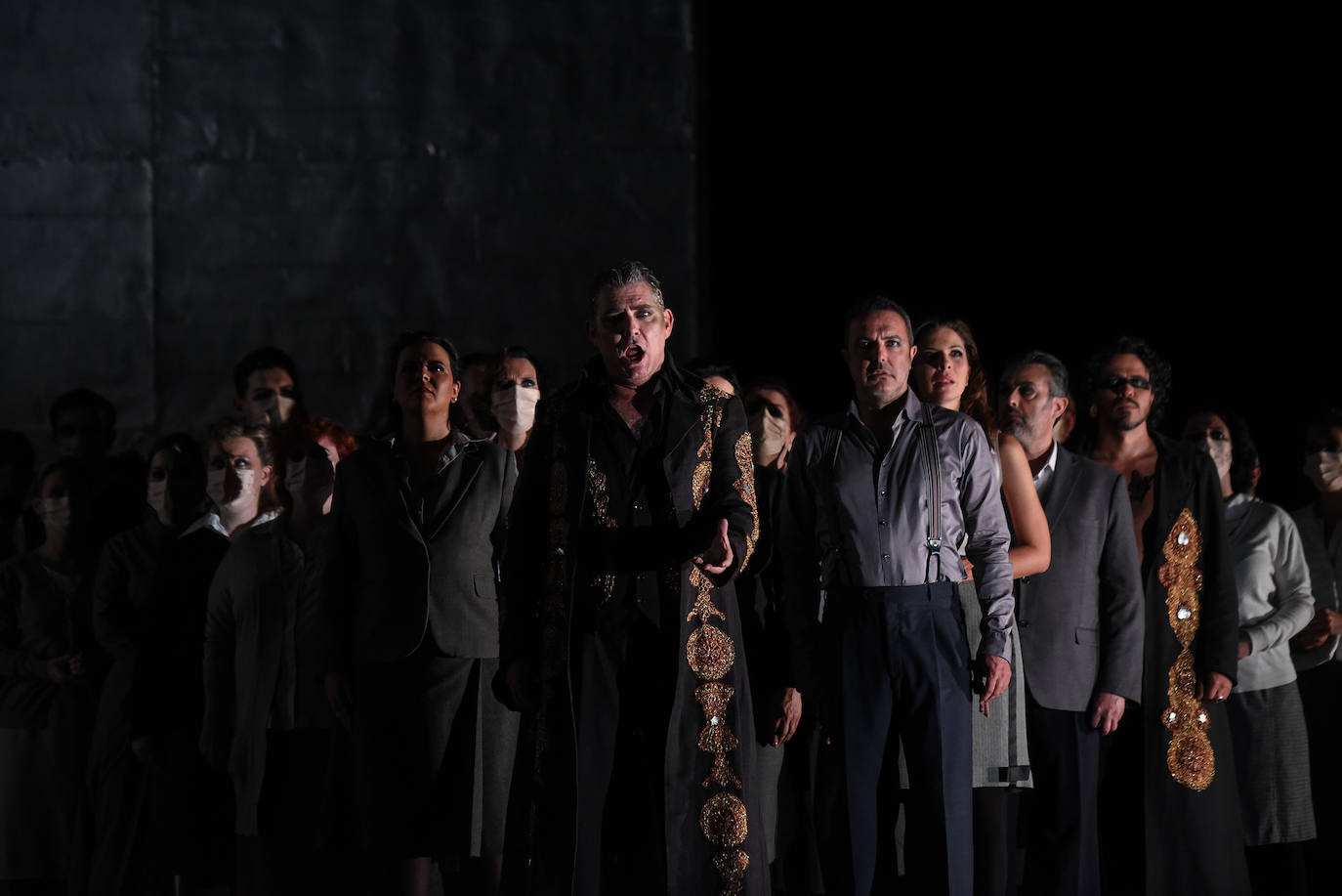 El 'Nabucco' que se representó ayer en el Campoamor parte de una producción de 2015 de la Ópera de Oviedo que vimos ese mismo año en la ciudad y en el Teatro Jovellanos de Gijón. Con la propuesta estética de Emilio Sagi y la personalidad musical de Gianluca Marcianò, uno de los directores más valorados en las temporadas de Ópera de Oviedo, queda inaugurada la de este año. Marcianò está hondamente familiarizado con la partitura de 'Nabucco', de hecho, fue él quien ya dirigió la ópera aquí hace seis años, entonces con Oviedo Filarmonía, mientras que ayer fue con la Orquesta Sinfónica del Principado de Asturias.