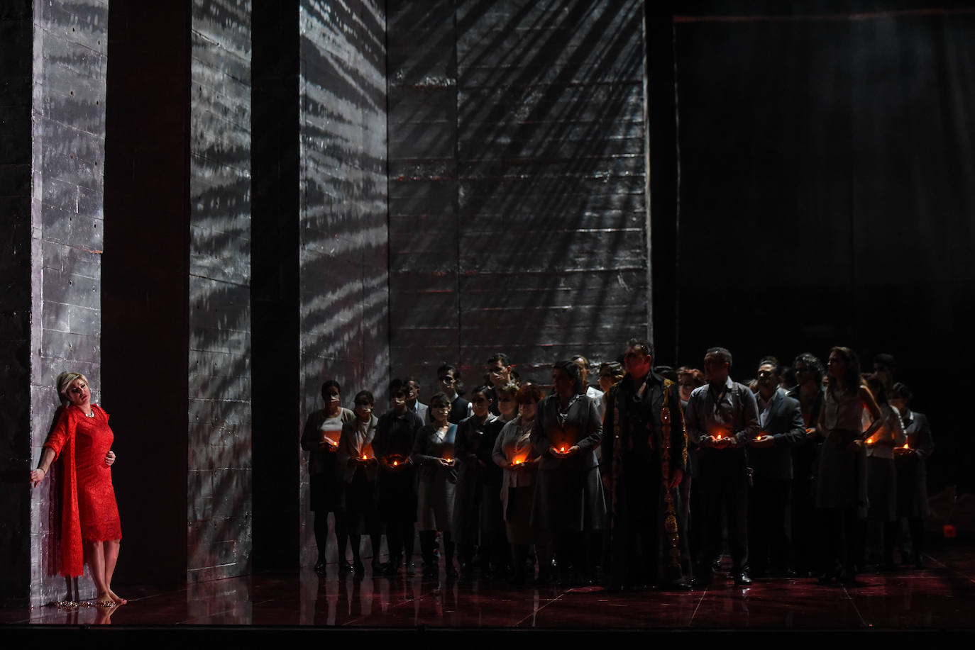 El 'Nabucco' que se representó ayer en el Campoamor parte de una producción de 2015 de la Ópera de Oviedo que vimos ese mismo año en la ciudad y en el Teatro Jovellanos de Gijón. Con la propuesta estética de Emilio Sagi y la personalidad musical de Gianluca Marcianò, uno de los directores más valorados en las temporadas de Ópera de Oviedo, queda inaugurada la de este año. Marcianò está hondamente familiarizado con la partitura de 'Nabucco', de hecho, fue él quien ya dirigió la ópera aquí hace seis años, entonces con Oviedo Filarmonía, mientras que ayer fue con la Orquesta Sinfónica del Principado de Asturias.