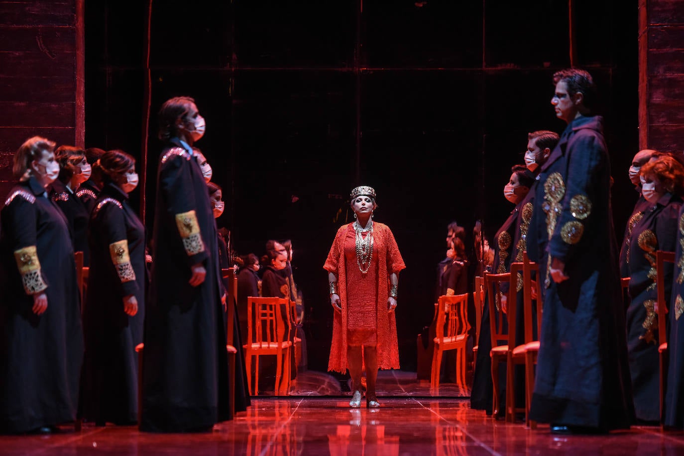 El 'Nabucco' que se representó ayer en el Campoamor parte de una producción de 2015 de la Ópera de Oviedo que vimos ese mismo año en la ciudad y en el Teatro Jovellanos de Gijón. Con la propuesta estética de Emilio Sagi y la personalidad musical de Gianluca Marcianò, uno de los directores más valorados en las temporadas de Ópera de Oviedo, queda inaugurada la de este año. Marcianò está hondamente familiarizado con la partitura de 'Nabucco', de hecho, fue él quien ya dirigió la ópera aquí hace seis años, entonces con Oviedo Filarmonía, mientras que ayer fue con la Orquesta Sinfónica del Principado de Asturias.