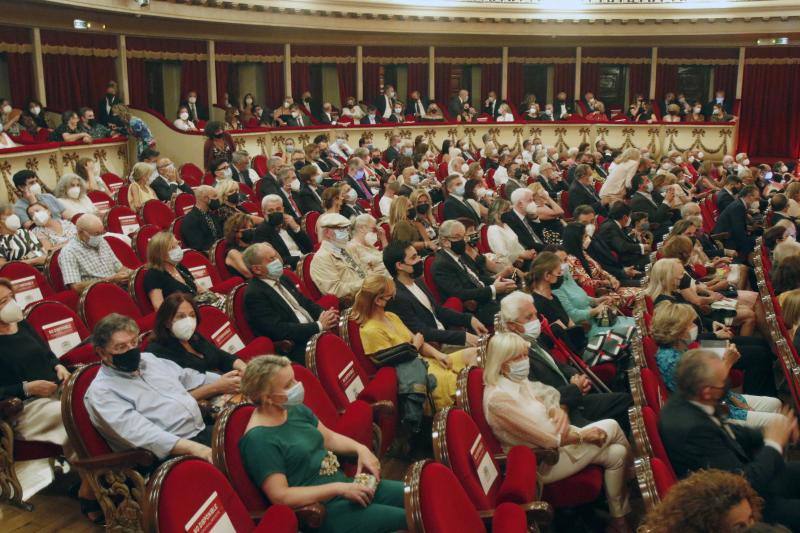 El 'Nabucco' que se representó ayer en el Campoamor parte de una producción de 2015 de la Ópera de Oviedo que vimos ese mismo año en la ciudad y en el Teatro Jovellanos de Gijón. Con la propuesta estética de Emilio Sagi y la personalidad musical de Gianluca Marcianò, uno de los directores más valorados en las temporadas de Ópera de Oviedo, queda inaugurada la de este año. Marcianò está hondamente familiarizado con la partitura de 'Nabucco', de hecho, fue él quien ya dirigió la ópera aquí hace seis años, entonces con Oviedo Filarmonía, mientras que ayer fue con la Orquesta Sinfónica del Principado de Asturias.