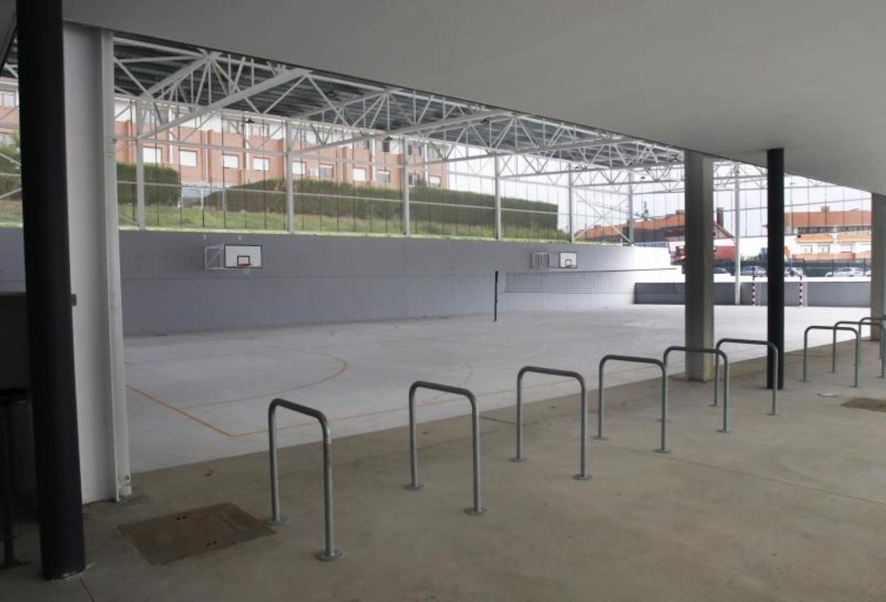 El centro cuenta con una pista deportiva y un polideportivo.