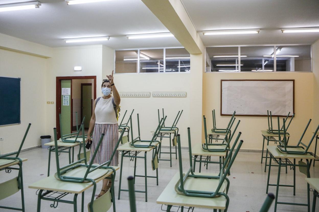 Belén Fernández, secretaria del IES Mata Jove, en una de las aulas reformadas para ganar espacio. 