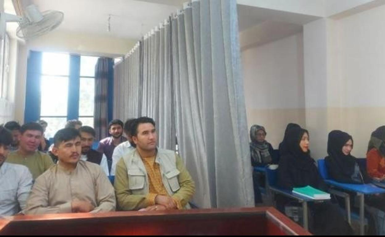 Los estudiantes asisten a clases bajo nuevas condiciones de aula en la Universidad de Avicenna en Kabul. 
