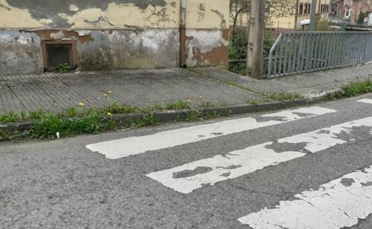 Paso de peatones desgastado en la zona alta de Turón.