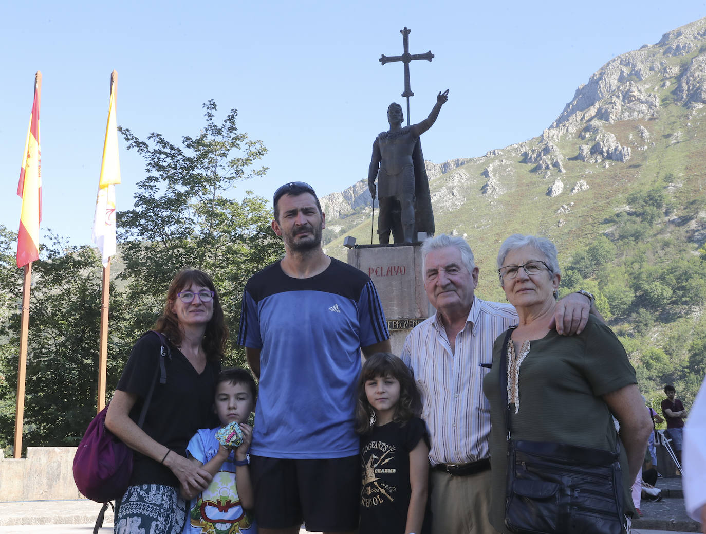 El acto religioso en Covadonga para celebrar el Día de Asturias es un evento ineludible para muchos asturianos que quieren honrar a la Santina. 