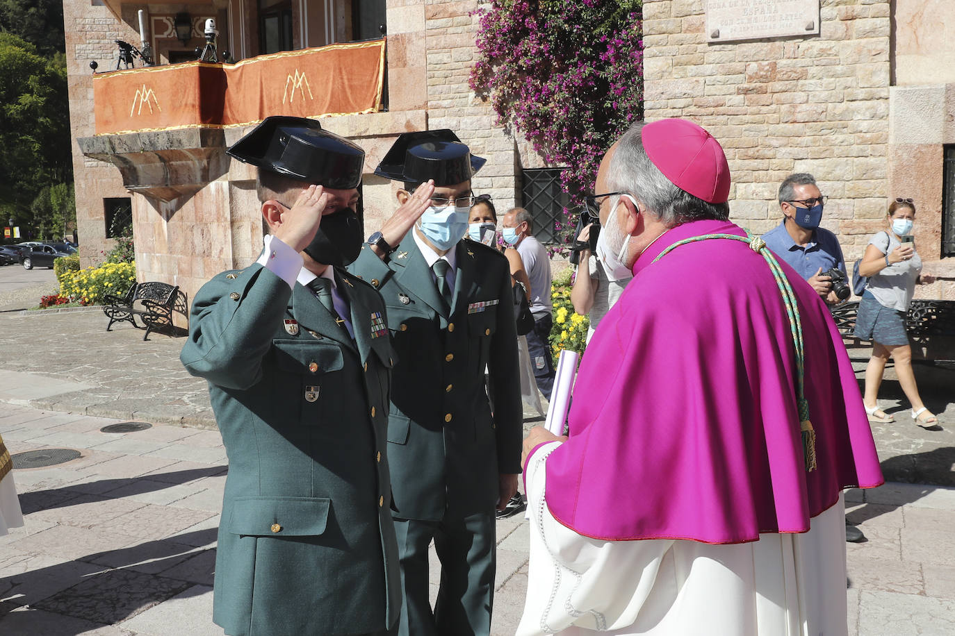 El acto religioso en Covadonga para celebrar el Día de Asturias es un evento ineludible para muchos asturianos que quieren honrar a la Santina. 