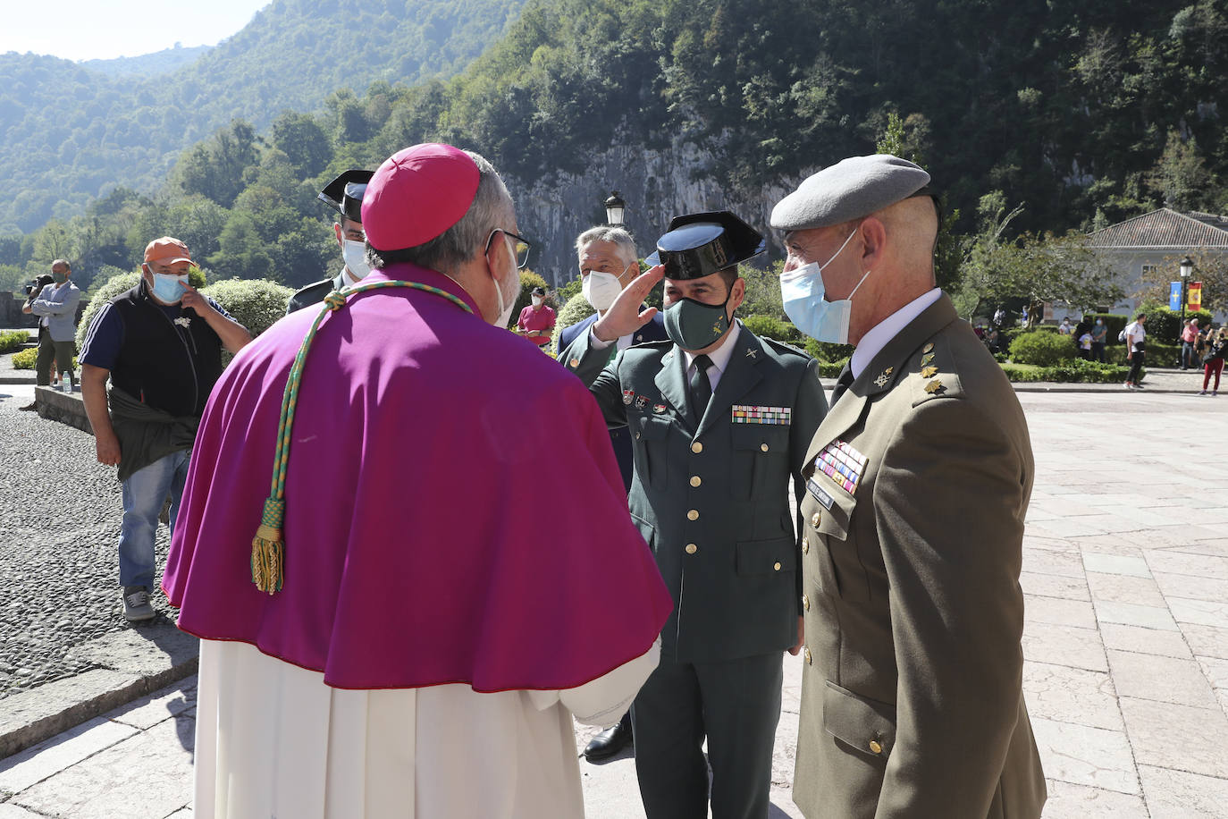 El acto religioso en Covadonga para celebrar el Día de Asturias es un evento ineludible para muchos asturianos que quieren honrar a la Santina. 