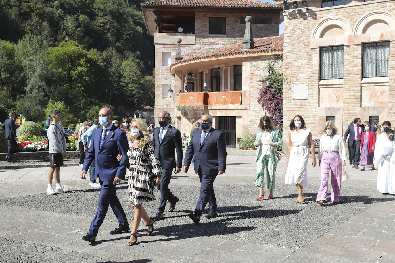 El acto religioso en Covadonga para celebrar el Día de Asturias es un evento ineludible para muchos asturianos que quieren honrar a la Santina. 