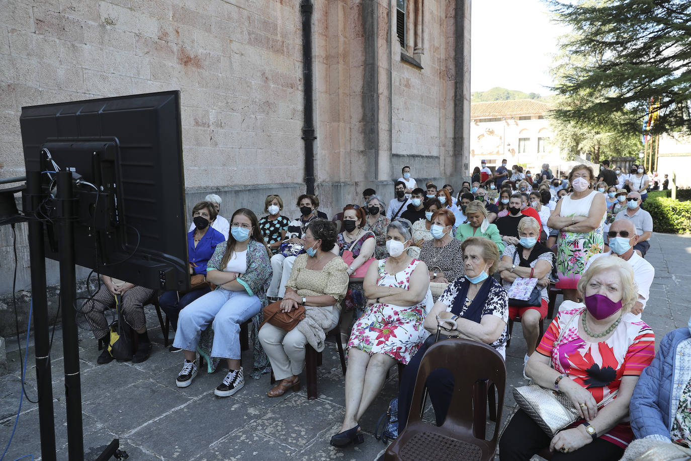 El acto religioso en Covadonga para celebrar el Día de Asturias es un evento ineludible para muchos asturianos que quieren honrar a la Santina. 