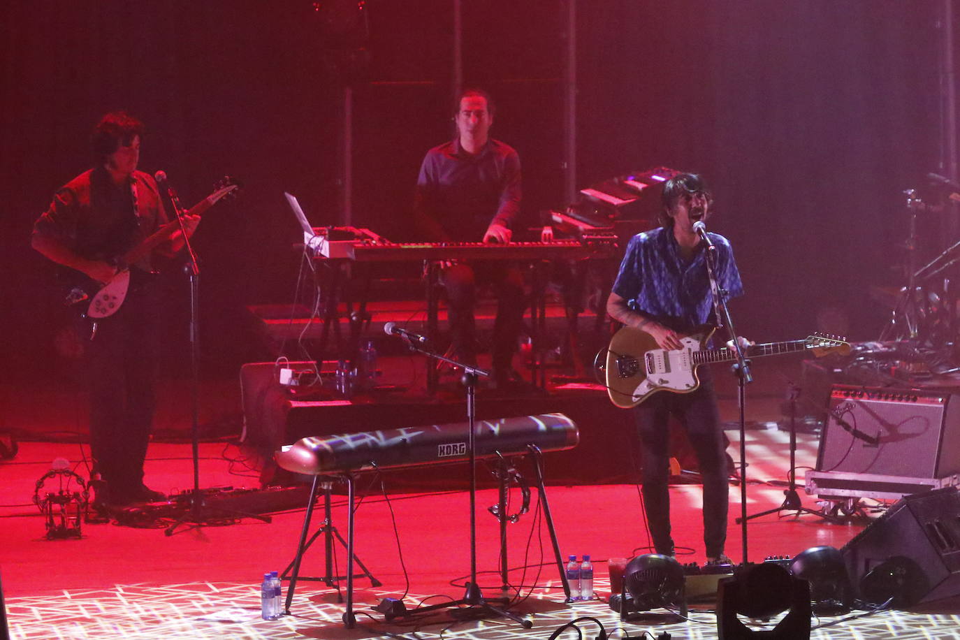 El grupo andaluz presentó en Oviedo tres temas nuevos y recordó sus clásicos ante un público entregado. 