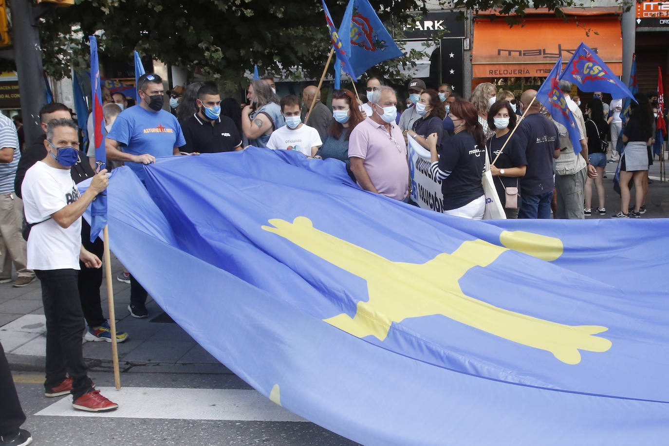 Sindicatos y partidos de izquierda pidieron «una Asturies por el empleo y la mocedá»
