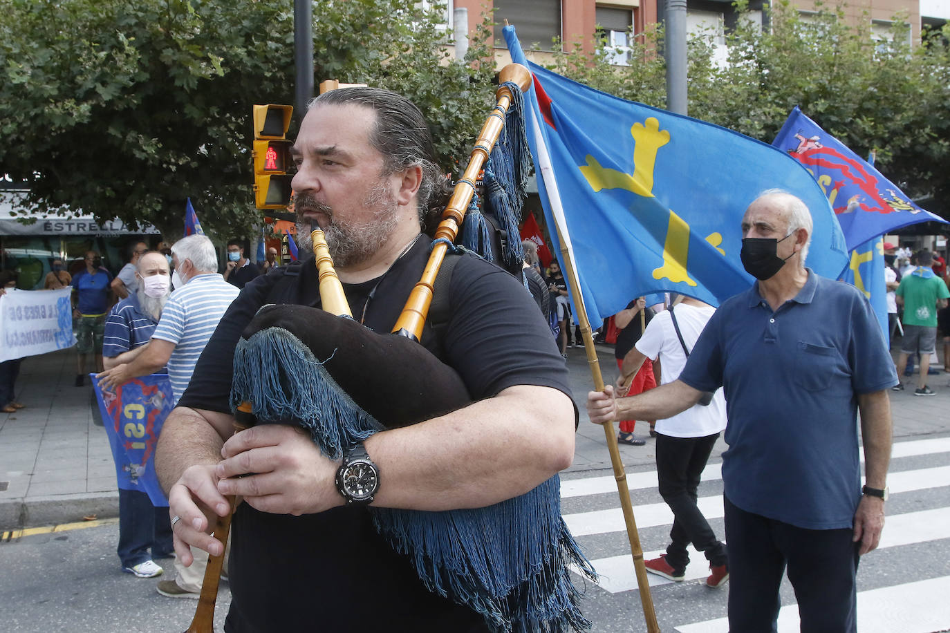 Sindicatos y partidos de izquierda pidieron «una Asturies por el empleo y la mocedá»