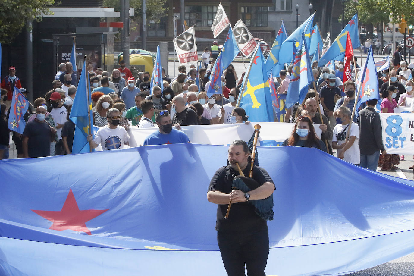 Sindicatos y partidos de izquierda pidieron «una Asturies por el empleo y la mocedá»