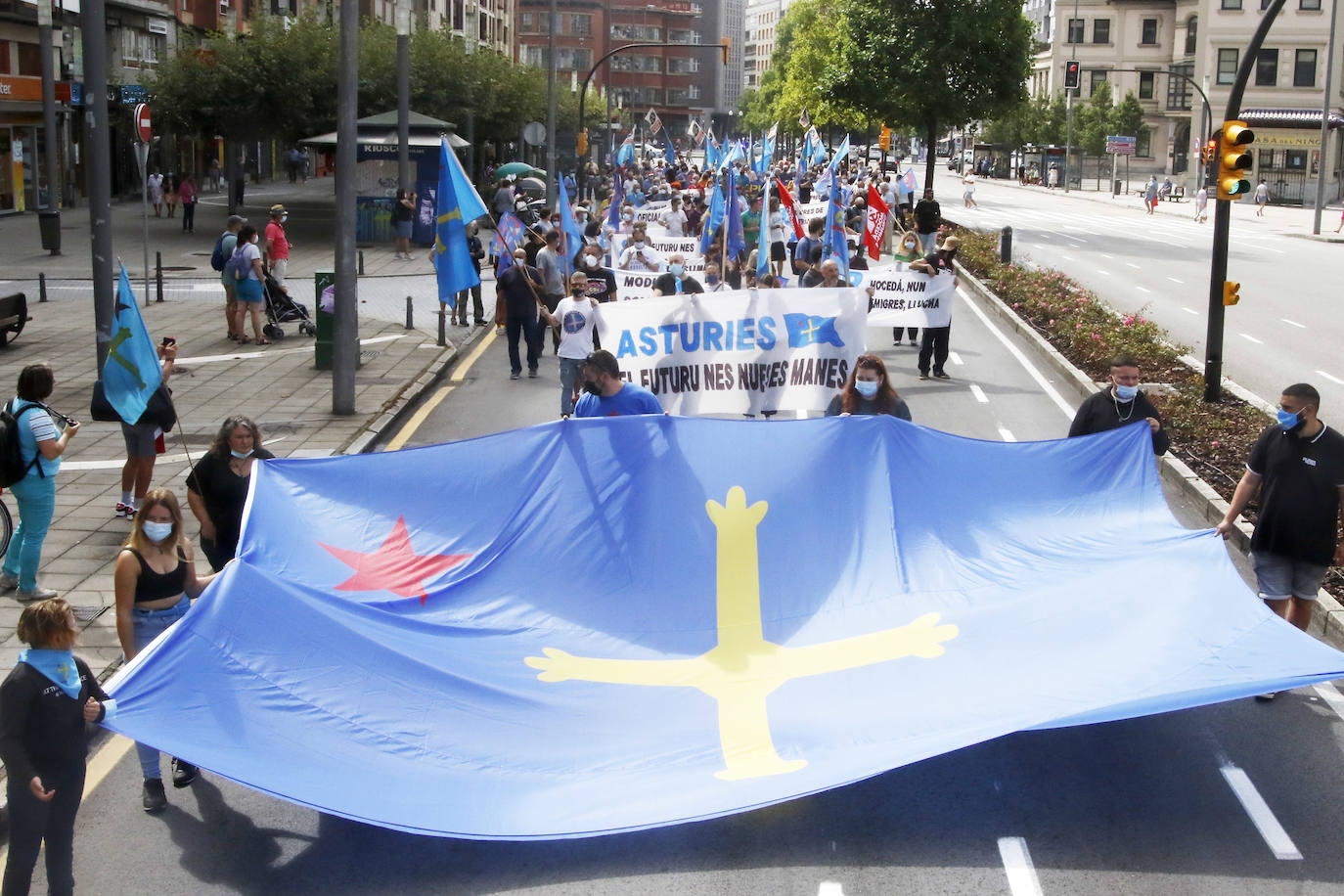 Sindicatos y partidos de izquierda pidieron «una Asturies por el empleo y la mocedá»
