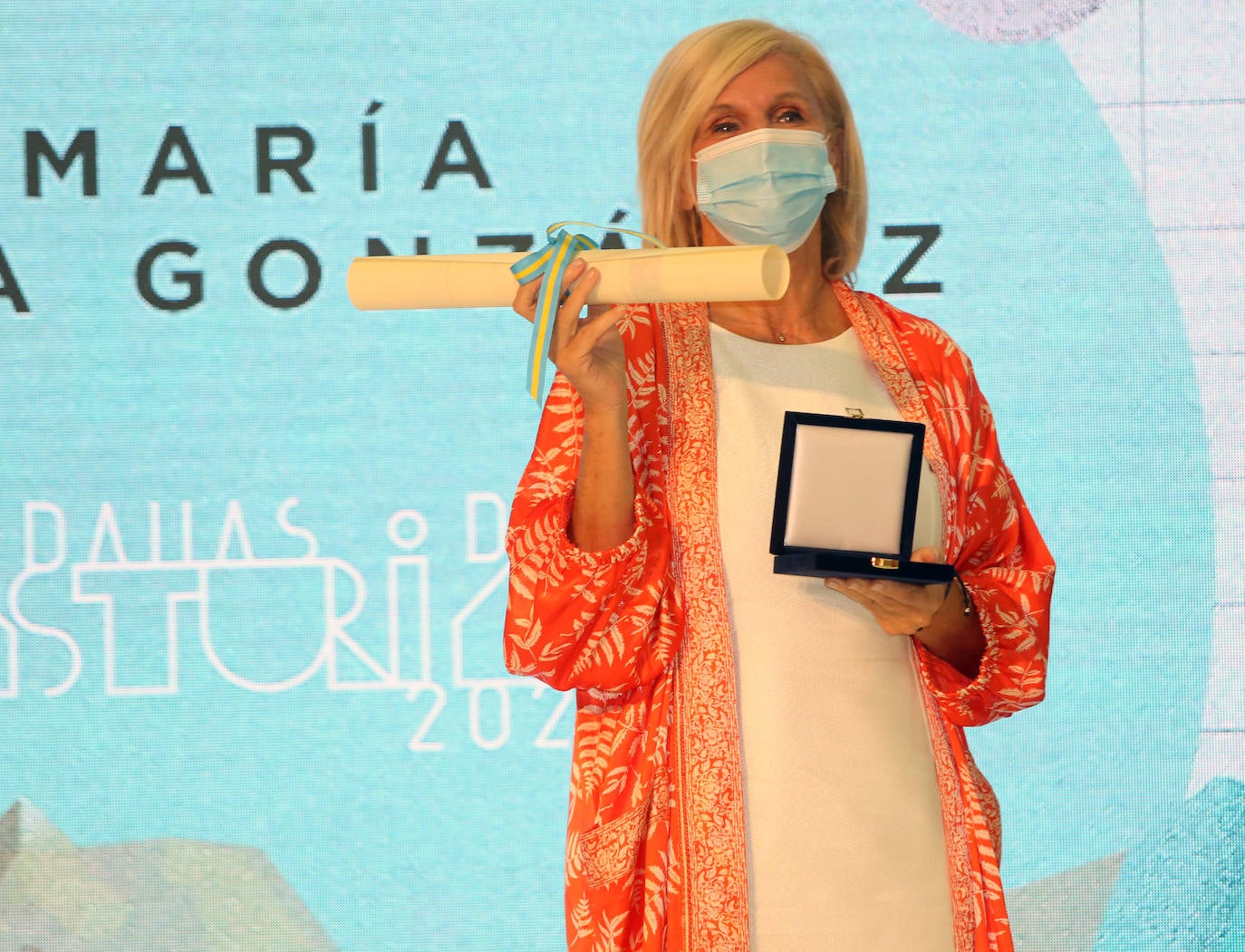 La 'Comisión de los 8', la doctora María Neira y el Club de las Guisanderas recibieron en Oviedo las máximas distinciones del Principado