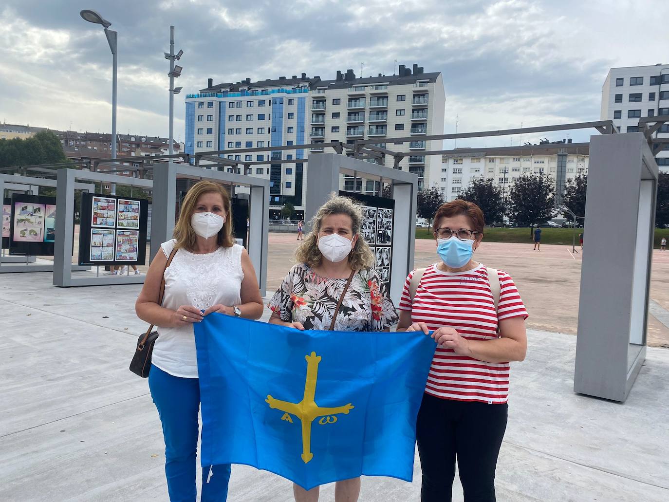 Avilés. Reyes López (55 años), Montse Menéndez (54 ) y Mila Aragón (58). «Que poco a poco podamos volver a juntarnos como antes y disfrutar de todas las fiestas asturianas»